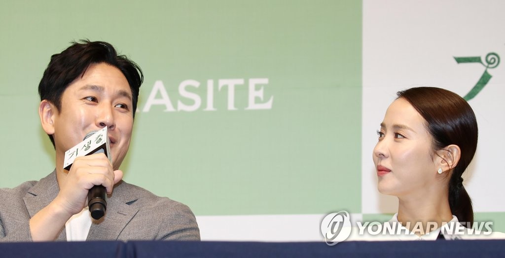 演员李善均和曹汝贞