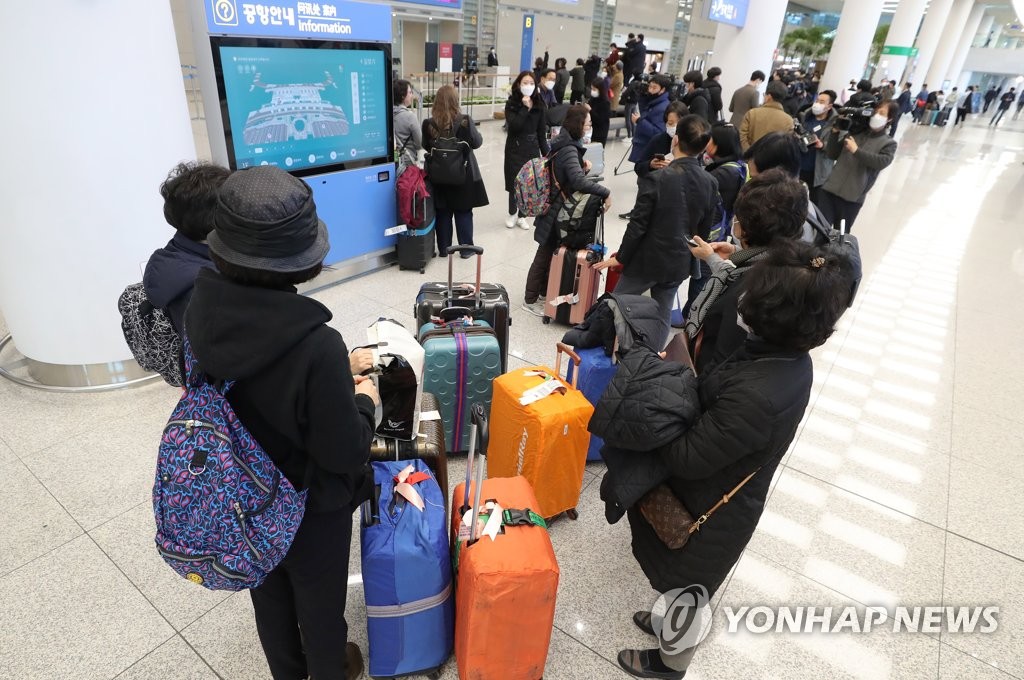 资料图片：2月23日下午，在仁川机场，大韩航空KE957号航班搭载的韩国公民从以色列返抵韩国。 韩联社