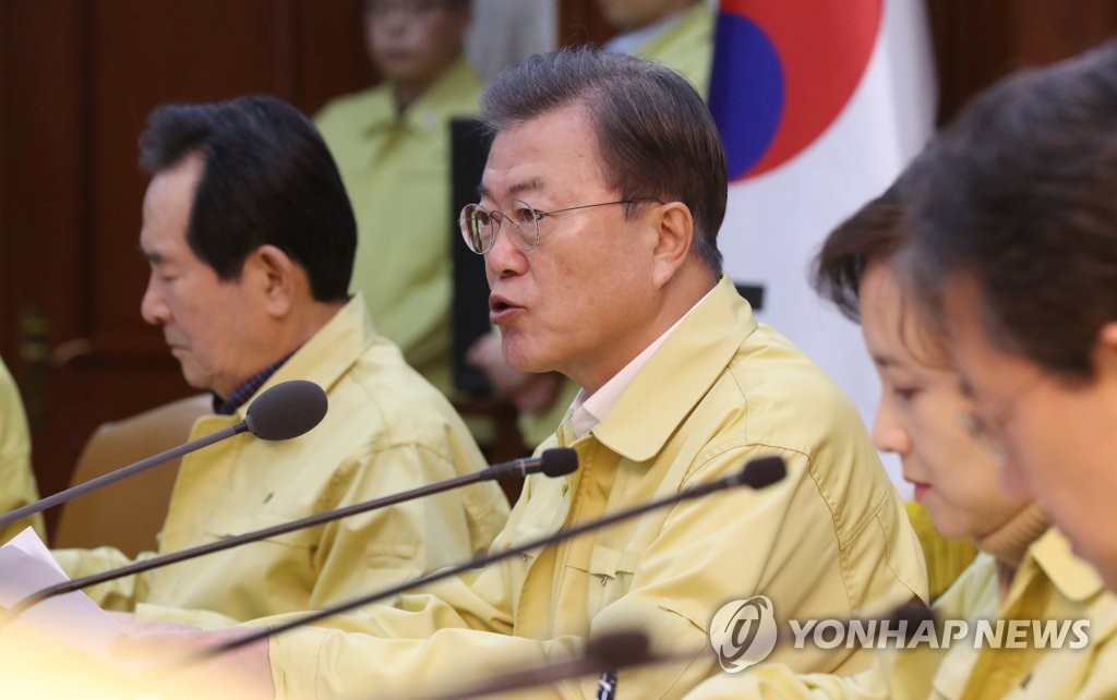 2月23日，在韩国中央政府首尔办公楼，文在寅（左二）在新冠病毒疫情对策会议上发言。 韩联社