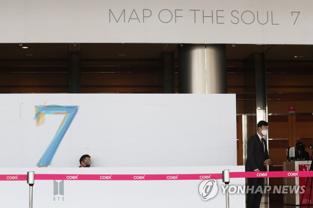 资料图片：2月24日，原定于在首尔国际会展中心（COEX）举行的防弹少年团（BTS）全球记者会改为线上实况直播。图为在COEX工作人员为举行记者会做准备。 韩联社