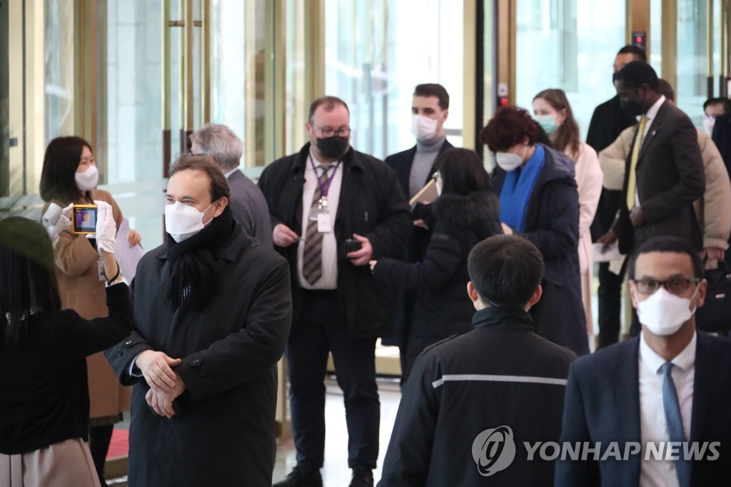 驻韩外交官测温等待入场 驻韩外交官测温等待入场