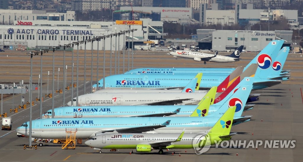 资料图片：疫情下仁川国际机场大批客机停飞。 韩联社