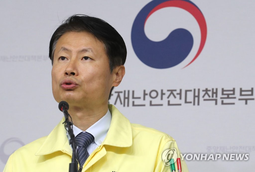 3月5日，在韩国中央政府世宗办公楼，中央灾难安全对策本部第一总括协调官金刚立在记者会上发言。 韩联社