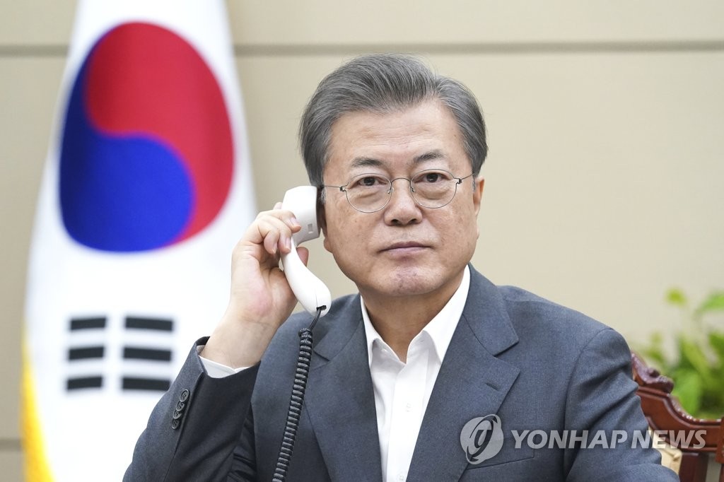 3月5日下午，在青瓦台，韩国总统文在寅同阿联酋阿布扎比王储穆罕默德通电话。 韩联社/青瓦台供图（图片严禁转载复制）
