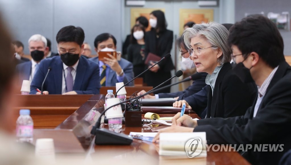 3月6日下午，在首尔外交部大楼，韩国外交部长官康京和（右二）面向各国驻韩外交使节举行说明会，介绍韩方抗击新冠病毒（COVID-19）疫情等情况。 韩联社