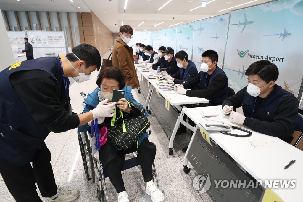 资料图片：3月9日，在仁川国际机场第二航站楼，从日本入境的旅客接受特殊入境审查。韩日两国以防范新型冠状病毒疫情为由，从当天起互相采取入境管制措施。 韩联社