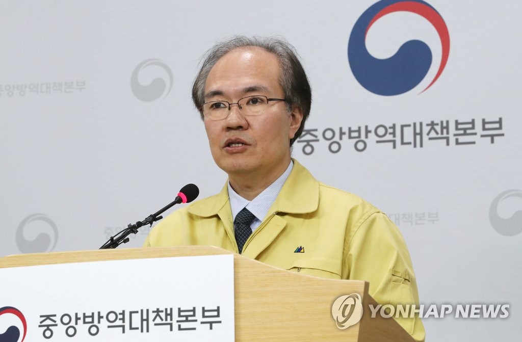 3月10日，韩国中央防疫对策本部副本部长权埈郁举行记者会。韩联社