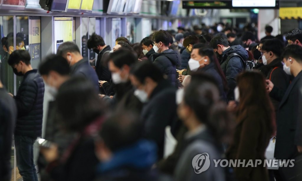 资料图片：市民在江南站等地铁。 韩联社