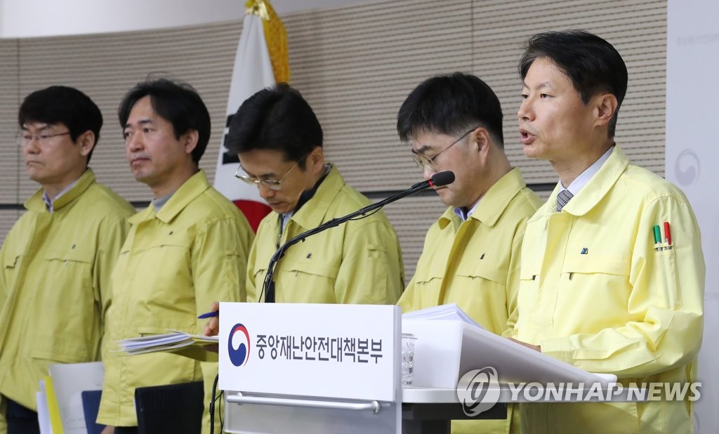 3月16日，在中央政府世宗大楼，金刚立（右一）举行记者会。 韩联社