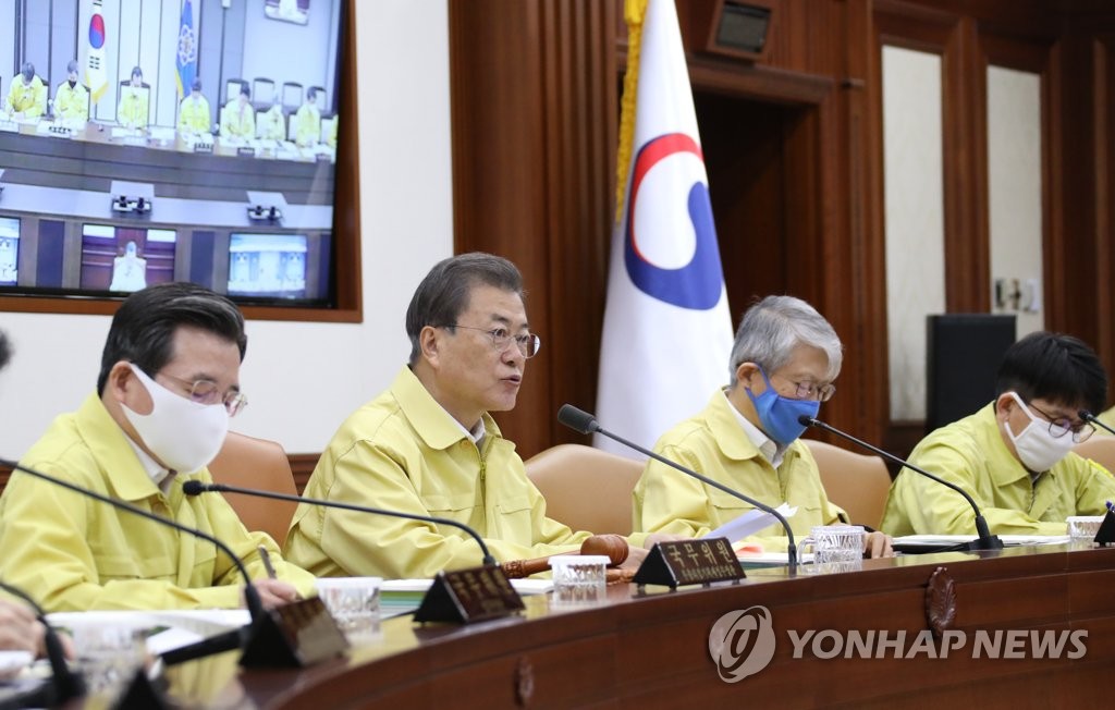 3月17日，在中央政府首尔办公楼，文在寅（左二）在国务会议上发言。 韩联社