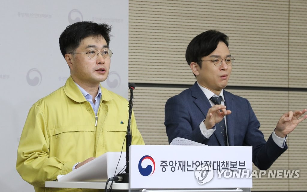 3月18日，在中央政府世宗办公大楼，韩国中央应急处置本部防疫总括组长尹泰皓在记者会上发言。 韩联社