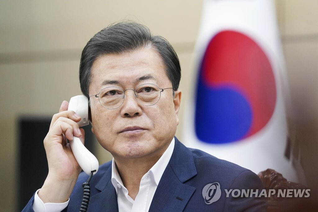 3月24日，在青瓦台，文在寅与西班牙首相桑切斯通电话。 韩联社/青瓦台供图（图片严禁转载复制）