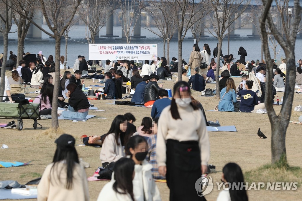 资料图片：3月25日，首尔汝矣岛汉江公园游人爆满。韩联社