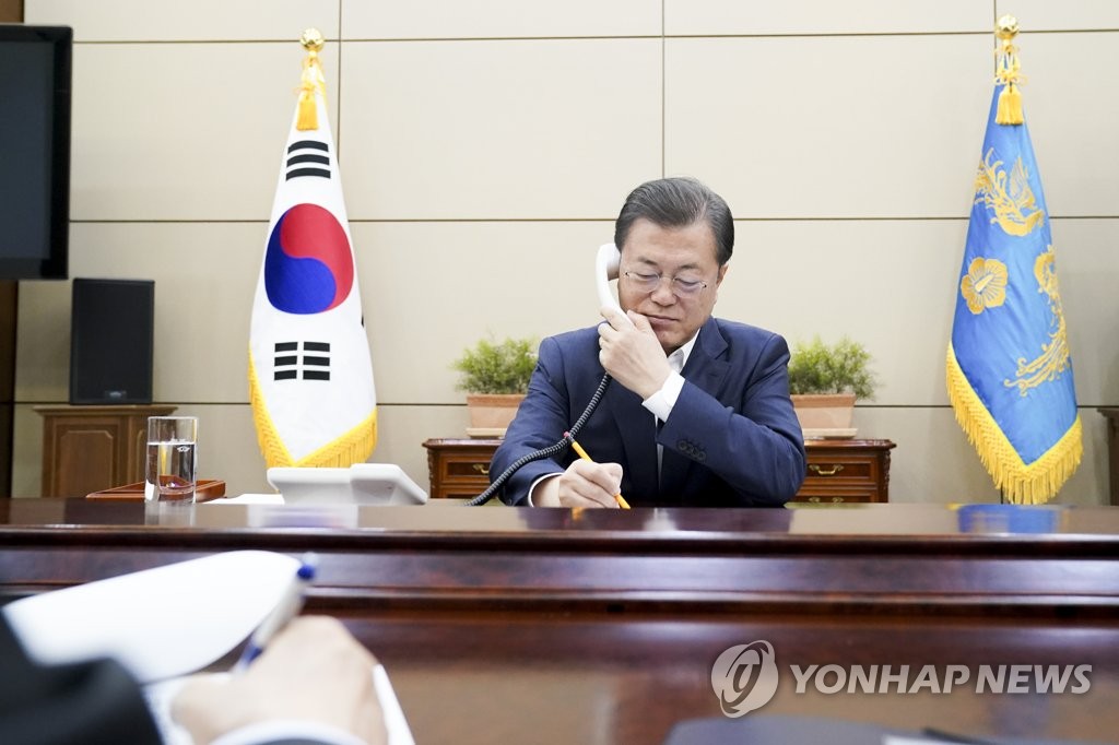 3月26日，在青瓦台，韩国总统文在寅与加拿大总理特鲁多通电话，双方就共同抗击新型冠状病毒疫情的方案交换意见。 韩联社/青瓦台供图（图片严禁转载复制）