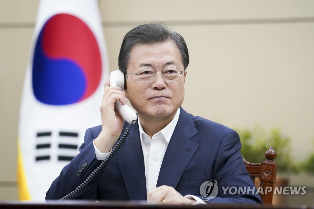 3月26日，在青瓦台，韩国总统文在寅与加拿大总理特鲁多通电话，双方就共同抗击新型冠状病毒疫情的方案交换意见。 韩联社/青瓦台供图（图片严禁转载复制）
