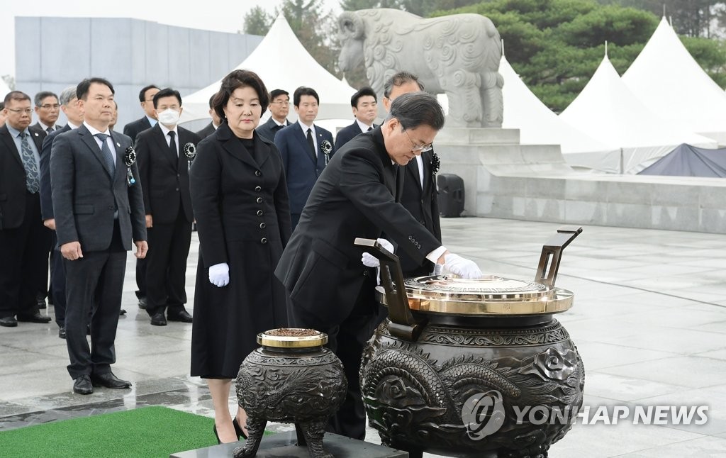 3月27日，在国立显忠院，文在寅参加西海守护日纪念仪式并焚香。 韩联社