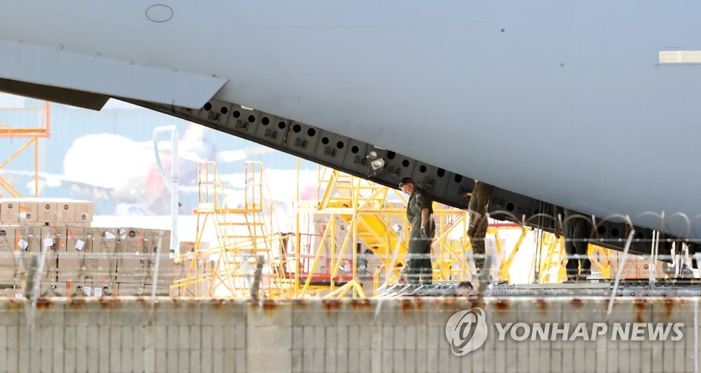 3月27日下午，在仁川机场，一架北约C-17环球霸王运输机准备飞往罗马尼亚。 韩联社