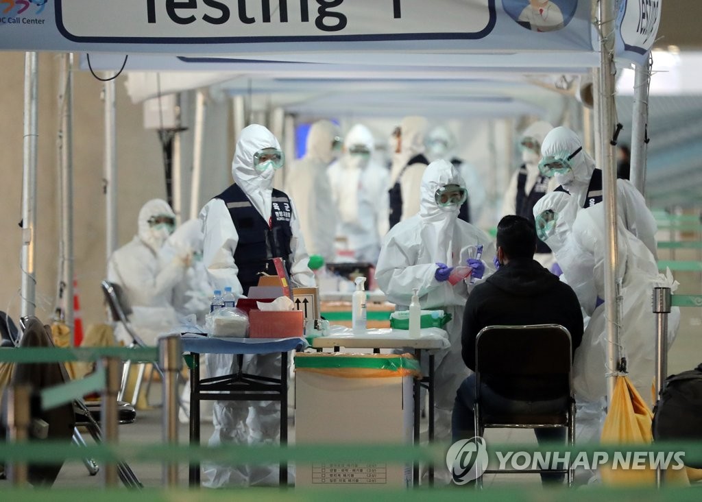 资料图片：自美入境者在开放型筛查诊所接受检测。 韩联社