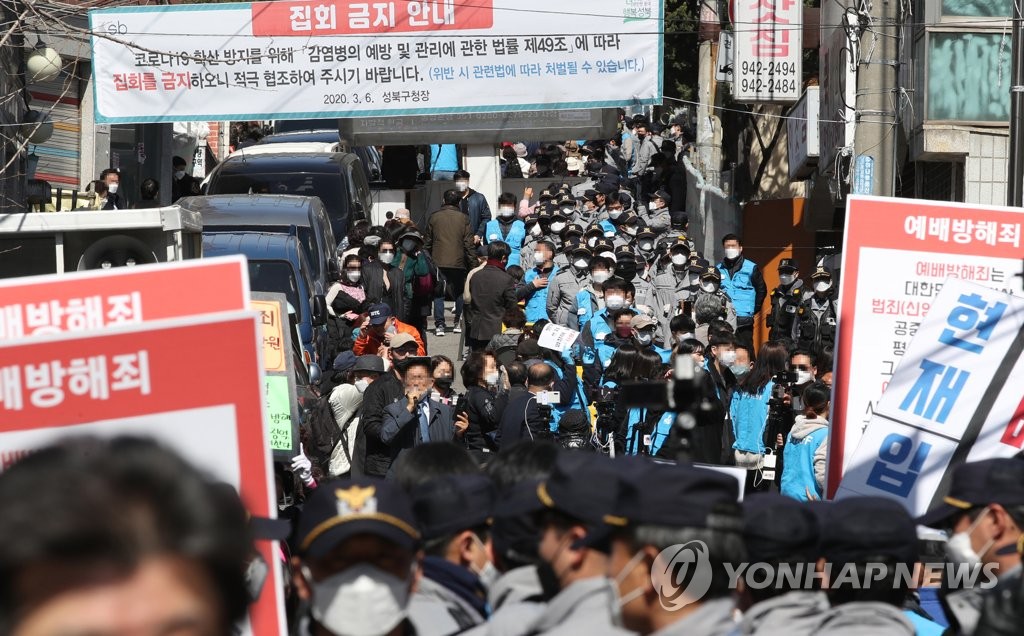 资料图片：3月29日，全光勋牧师组织教徒集会礼拜。 韩联社