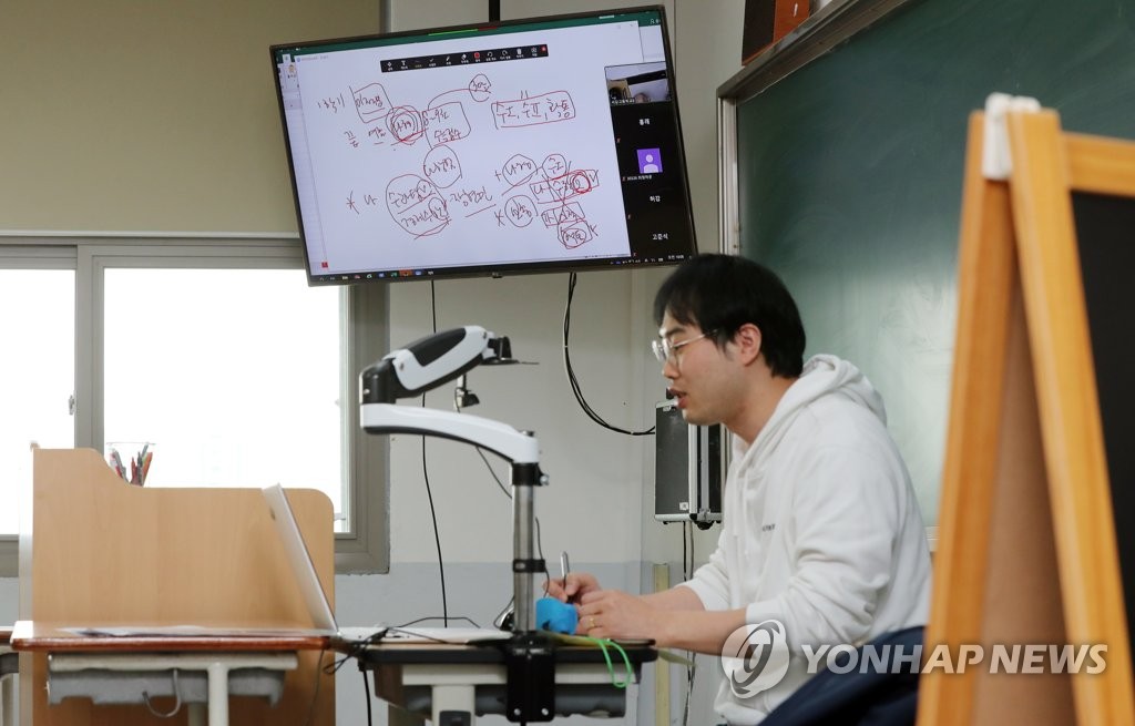 资料图片:4月1日上午,在光州市一所高中,一位教室进行远程授课试点。 韩联社