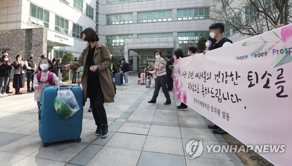 资料图片：2020年4月3日，在京畿道城南市的韩国国际合作团研修中心，自伊朗返回的侨民们结束为期两周的隔离生活准备离开。 韩联社