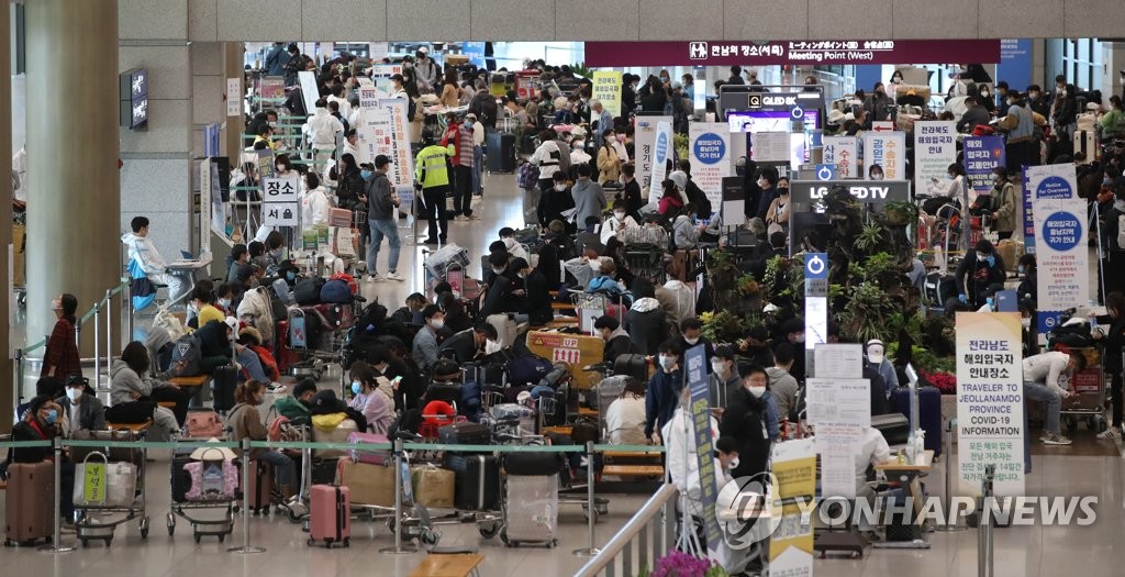 资料图片：4月9日，在仁川机场第一航站楼挤满了海外入境者。 韩联社