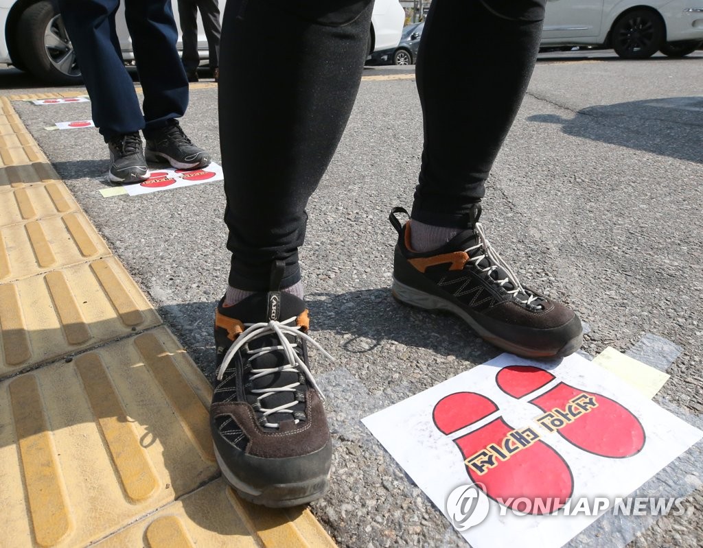 资料图片：投票也要保持社交距离 韩联社