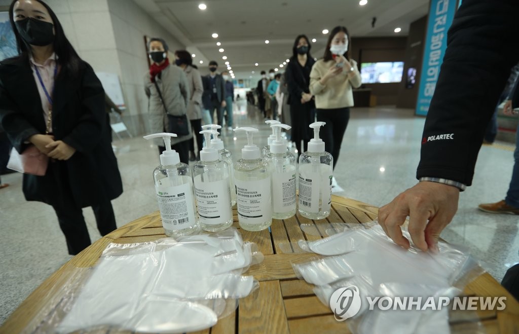 韩国国会选举票站防疫作业明全部完毕
