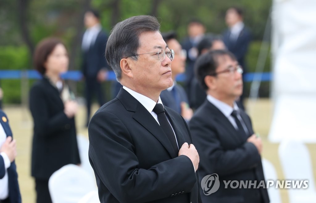 4月19日，在韩国立四一九民主墓地，总统文在寅出席四一九革命60周年纪念活动。 韩联社