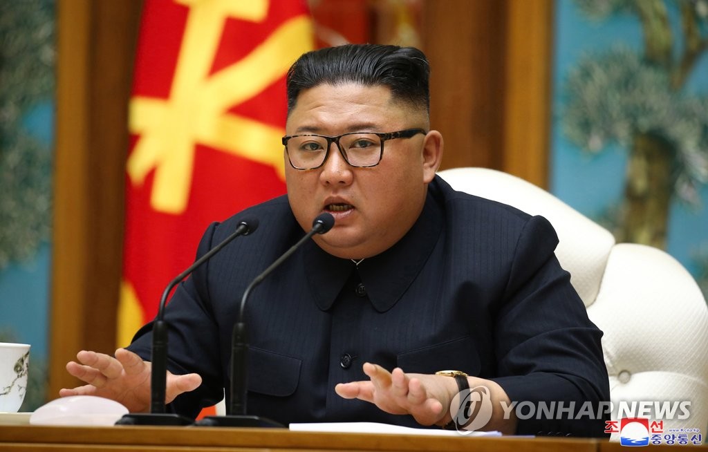 资料图片：4月12日，在平壤，金正恩主持劳动党政治局会议。 韩联社/朝中社（图片仅限韩国国内使用，严禁转载复制）