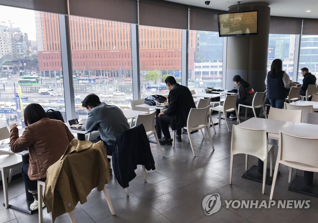 资料图片：4月22日，在首尔站美食街，市民保持距离就餐。 韩联社