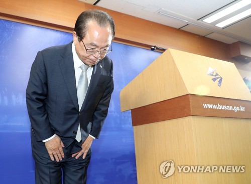 资料图片：4月23日，釜山市长吴巨敦举行记者会，宣布辞去市长一职。 韩联社 