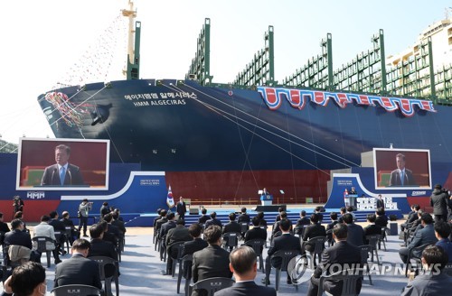 4月23日，在位于庆尚南道巨济市的大宇造船海洋玉浦造船厂，文在寅在世界最大集装箱船“阿尔赫西拉斯”号命名仪式上致辞。 韩联社