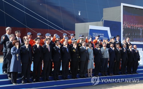 4月23日，在位于庆尚南道巨济市的大宇造船海洋玉浦造船厂，文在寅夫妇在世界最大集装箱船“阿尔赫西拉斯”号命名仪式上合影。 韩联社