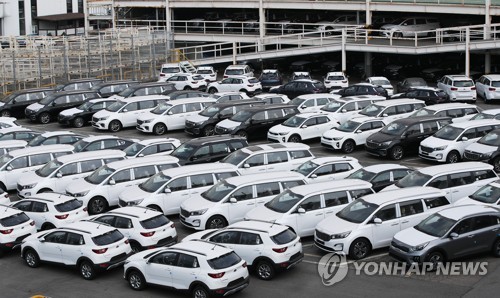 资料图片：起亚汽车制造的新车等待出厂。 韩联社