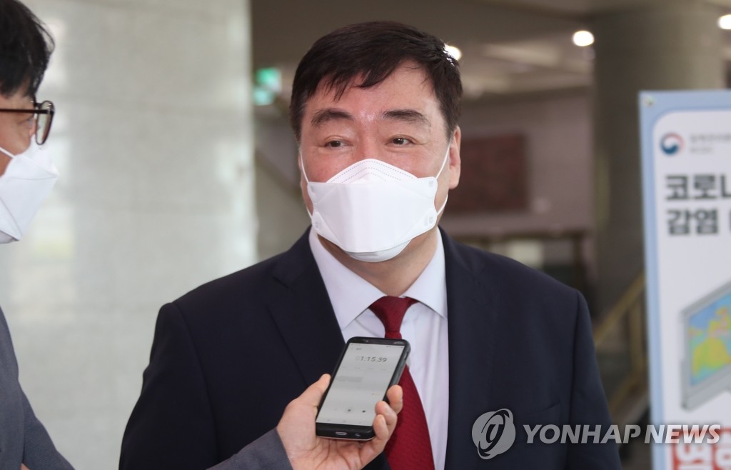 4月27日，在首尔外交部大楼，邢海明答记者问。 韩联社