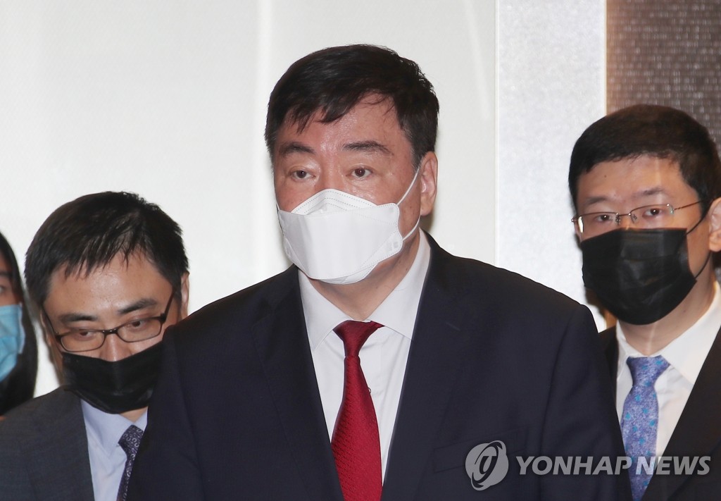 4月27日，邢海明（居中）会后走出首尔外交部大楼。 韩联社