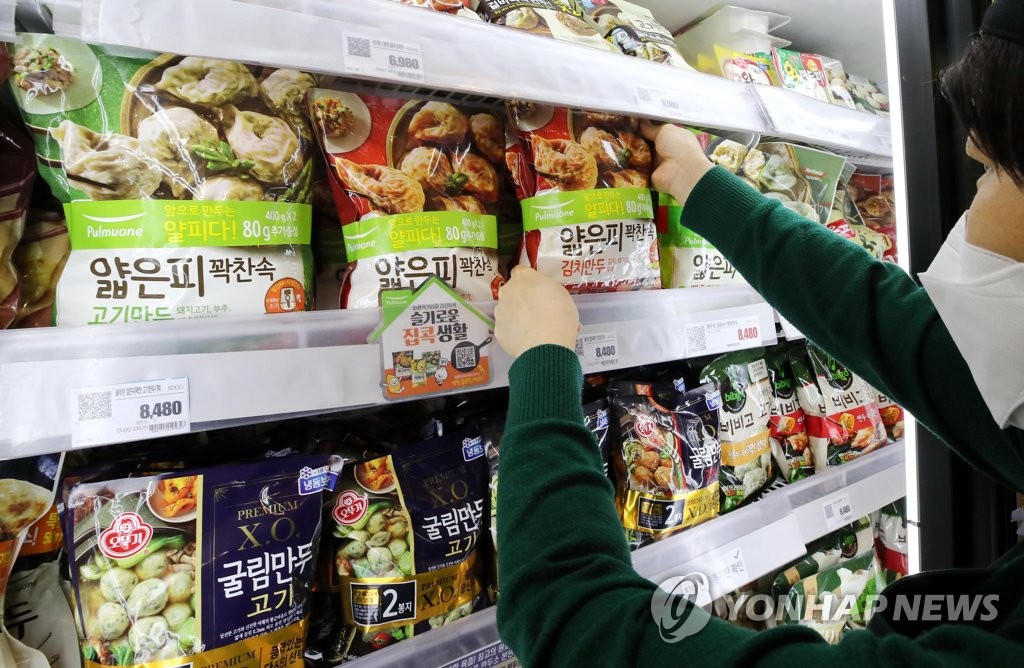 资料图片：首尔一家超市的速冻饺子柜台 韩联社