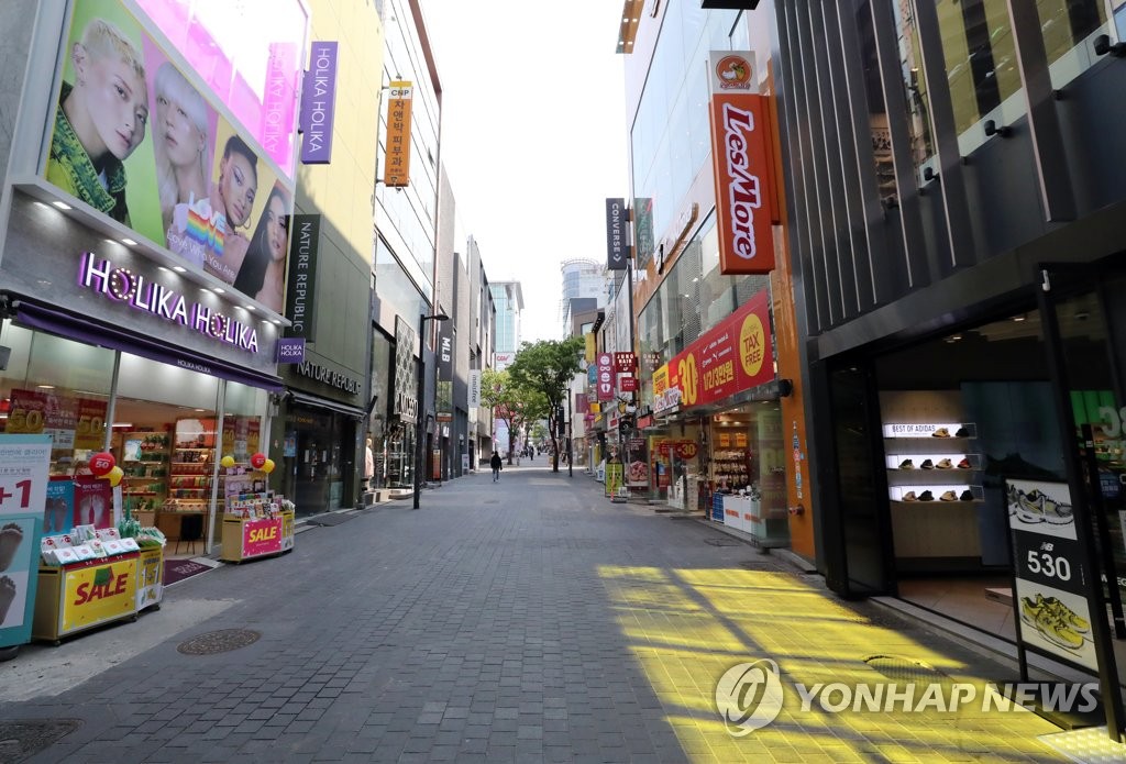 资料图片：首尔明洞街头异常冷清，图片摄于4月28日。 韩联社