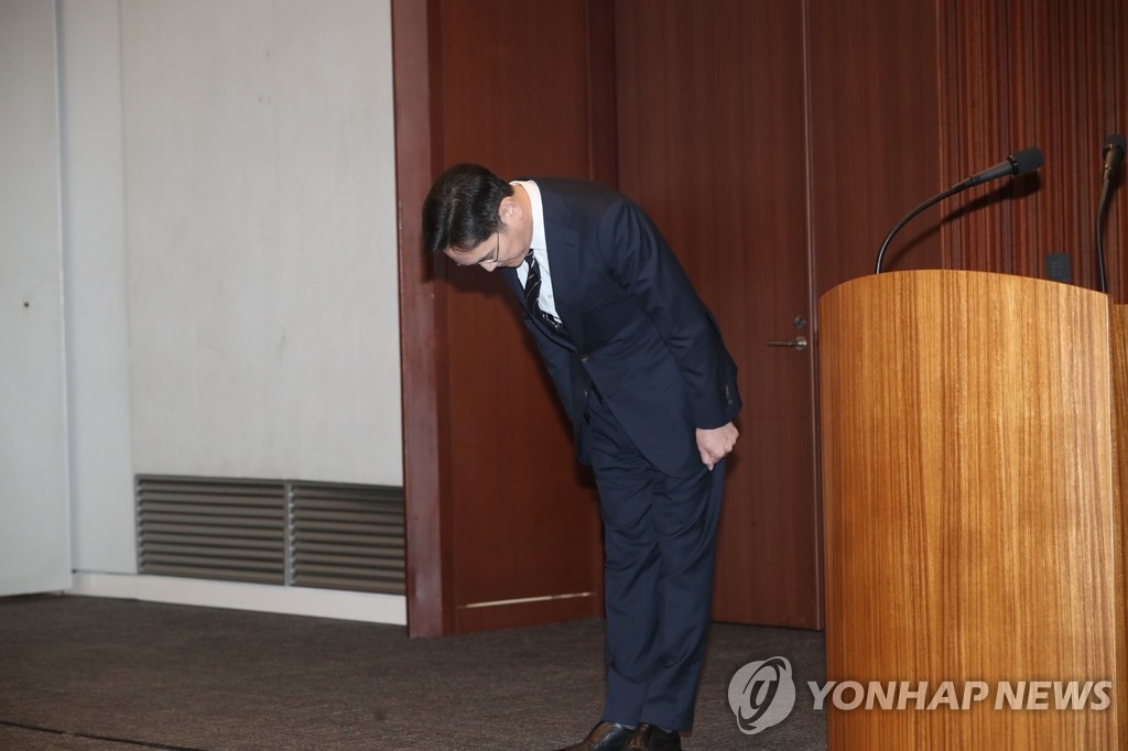 5月6日，在三星总部，李在镕向全民道歉前鞠躬问候。 韩联社