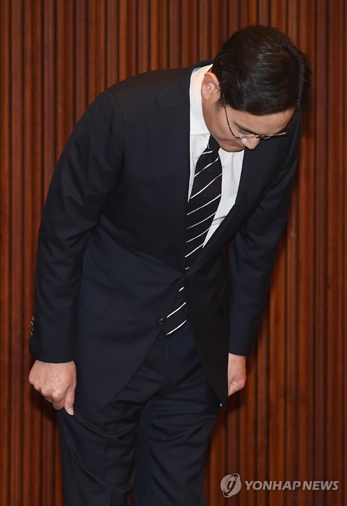 5月6日，在位于首尔瑞草区的三星总部，李在镕就继承问题向全民道歉。 韩联社