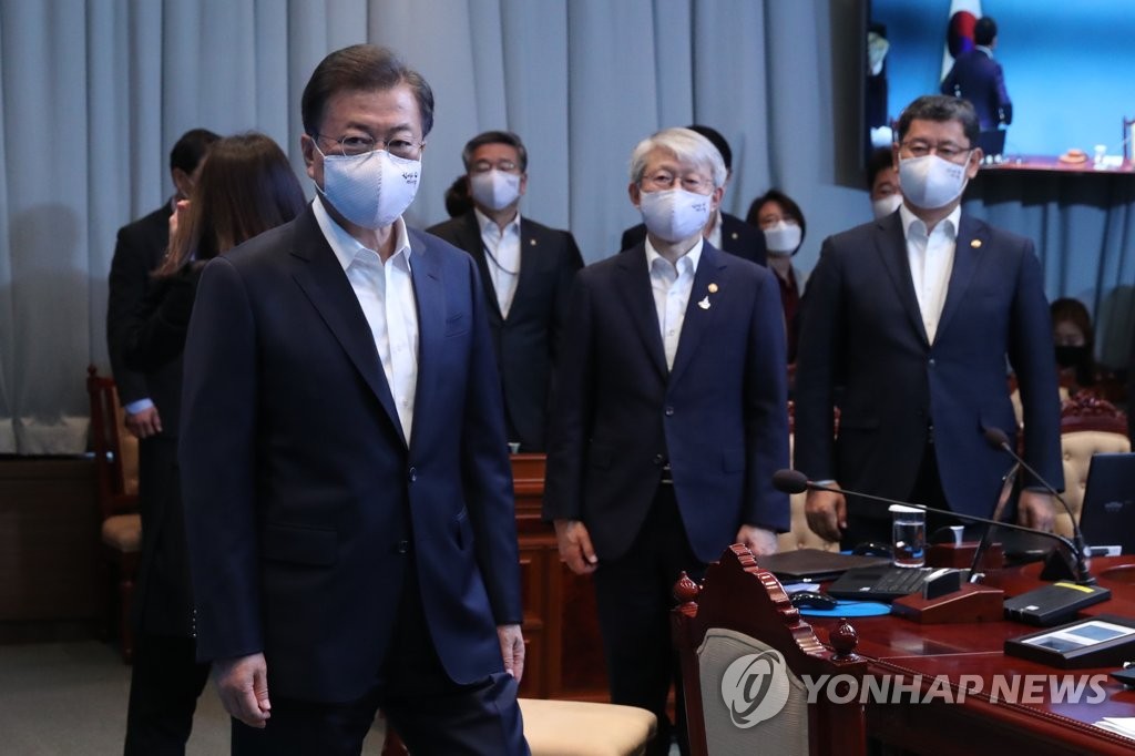 5月12日，在青瓦台，文在寅（左）出席国务会议。 韩联社
