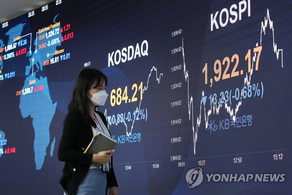 资料图片：KB国民银行交易厅 韩联社
