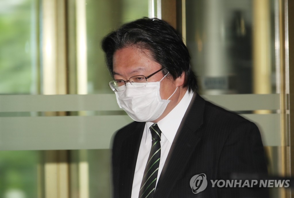 5月19日，被韩国外交部召见的日本驻韩大使馆总括公使相马弘尚进入外交部大楼。 韩联社