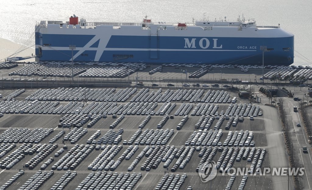 资料图片：现代汽车蔚山厂的整车等待装船出口。 韩联社