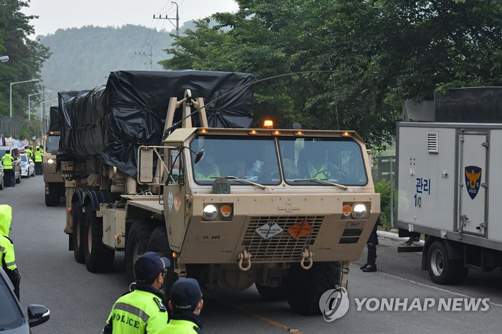 5月29日，在庆尚北道星州郡，韩国国防部和驻韩美军组织运输萨德基地设备。 韩联社/韶成里综合状况室供图（图片严禁转载复制）