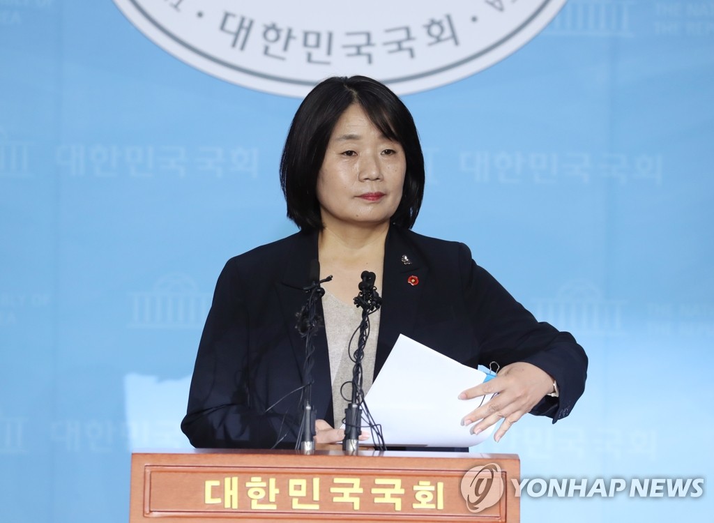 详讯：韩慰安妇团体前负责人尹美香开记者会释疑