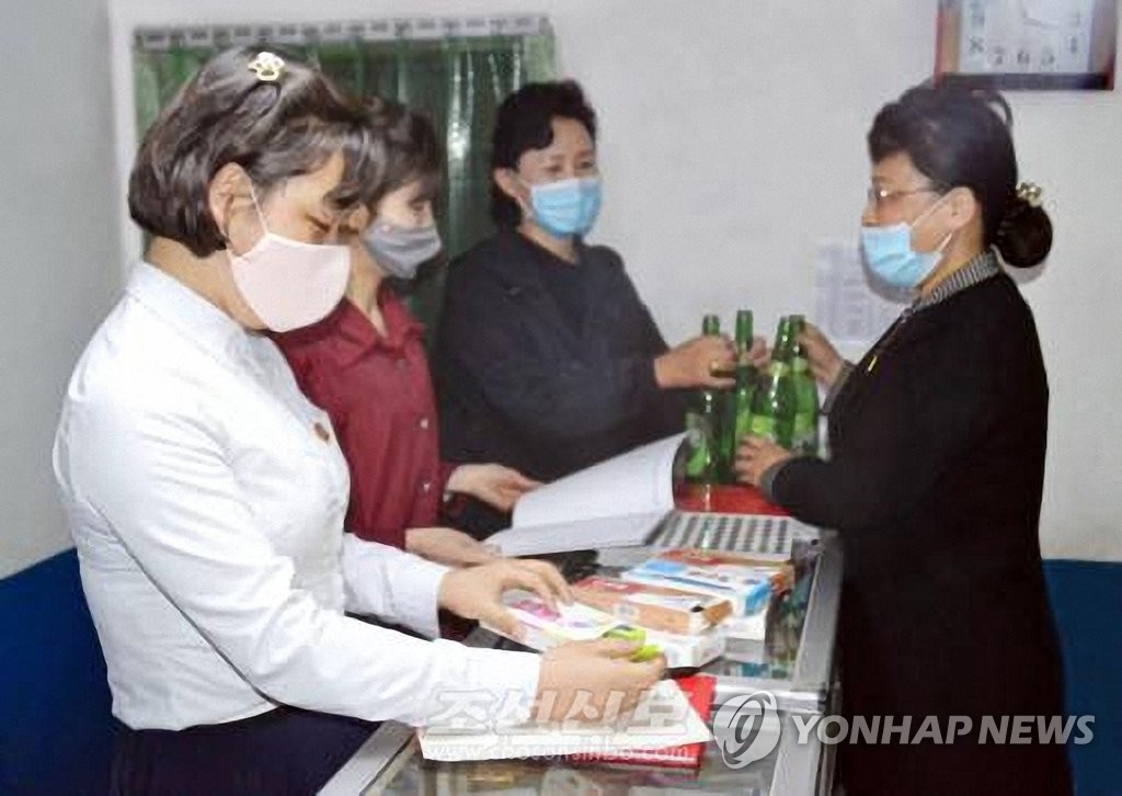 资料图片：在朝鲜一商店，客户以空瓶换取新产品。 韩联社