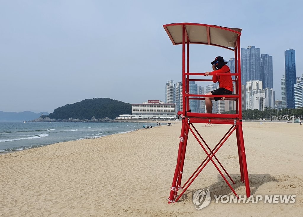 资料图片:6月1日,釜山海云台海水浴场正式开放,图为一名海滩救生员在
