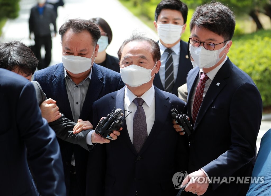 6月2日，在釜山地方法院，涉嫌性骚扰的前釜山市长吴巨敦（居中）出庭接受逮捕必要性审查。 韩联社